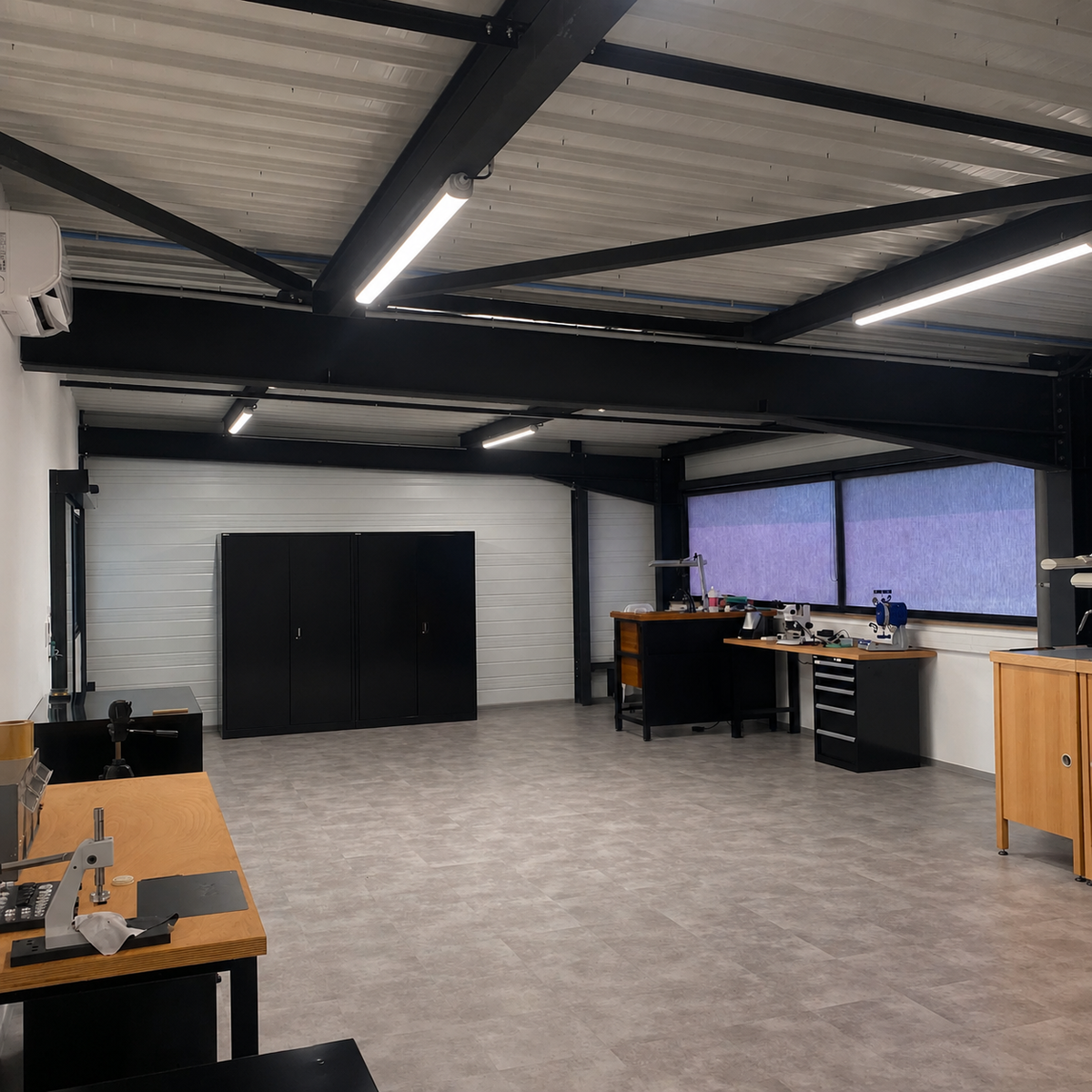 Atelier d'horlogerie en salle blanche