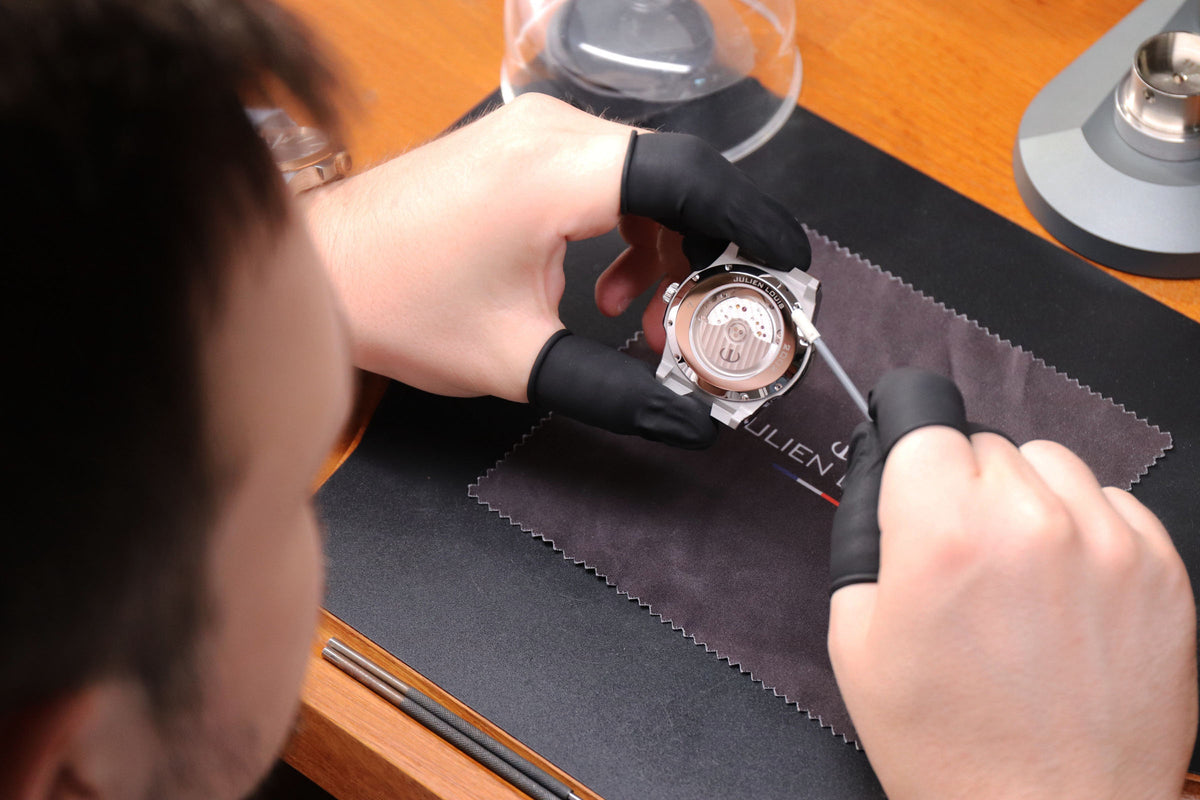 Julien Louis qui assemble une montre 2002