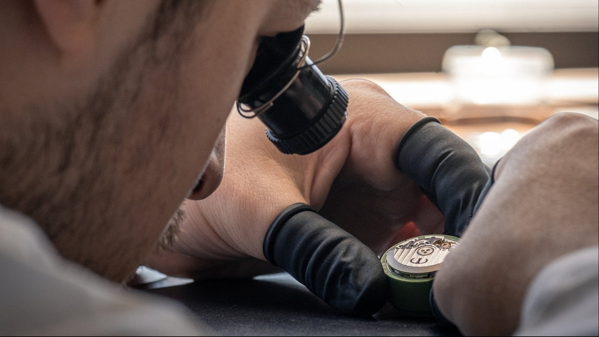 Julien Louis en train d'assembler une montre