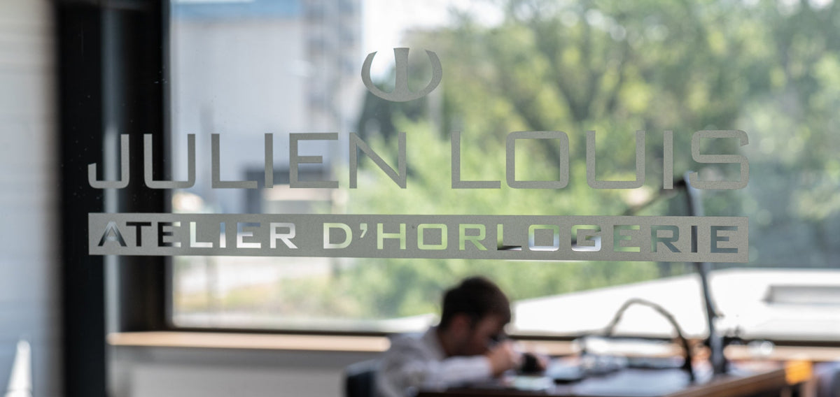 Logo Julien Louis sur la porte de l'atelier d'horlogerie