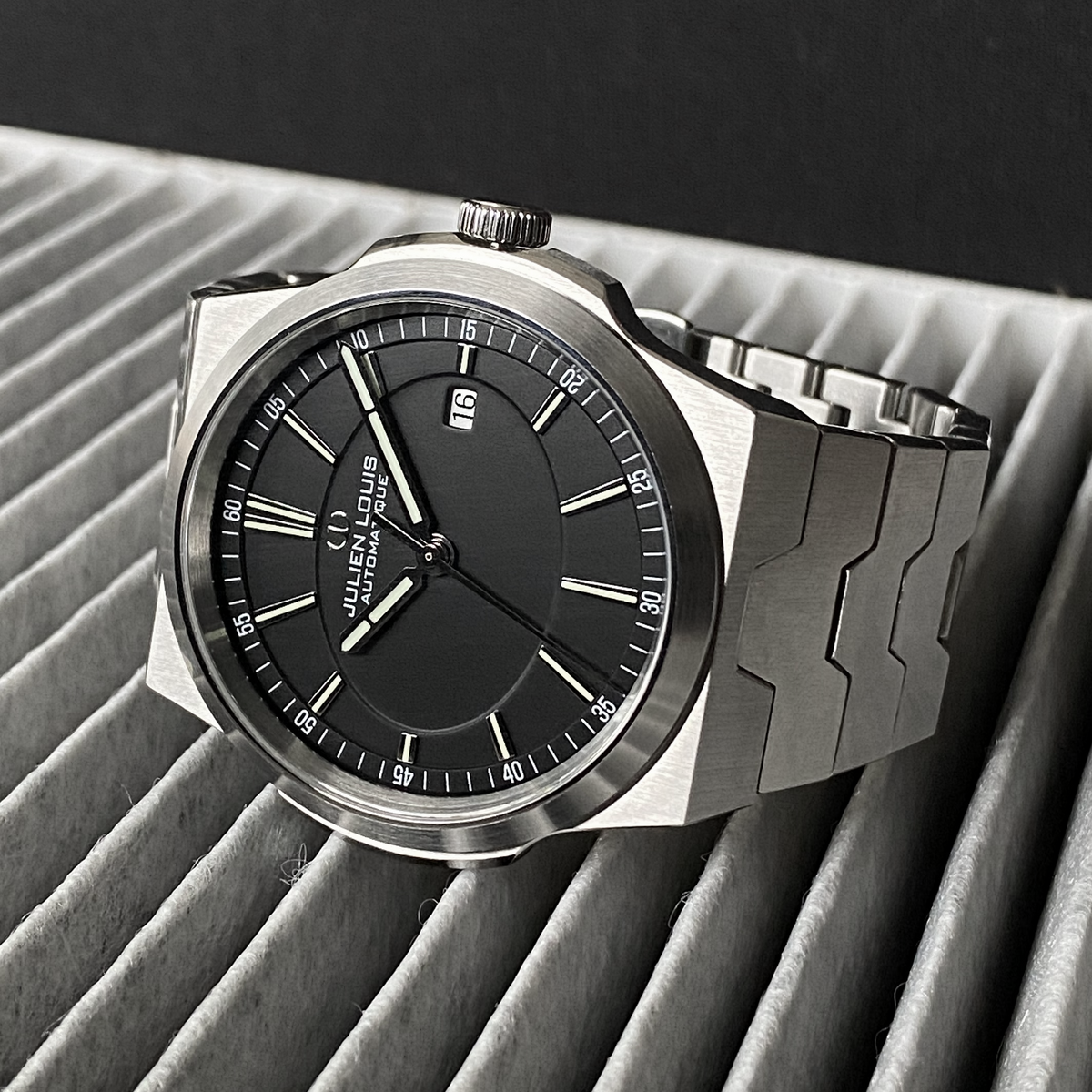 Packshot de la montre 2002 collection Ovalie